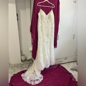 Elegant Ivory Trumpet Bridal Gown